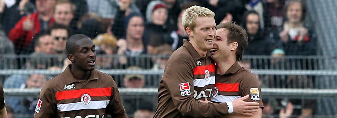 Die Spieler vom FC St. Pauli jubeln nach dem Tor zum 1:0 durch Marius Ebbers.