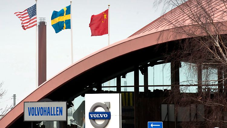 Der Pakt ist besiegelt: Als Zeichen dafür flattern die Flaggen von den USA, Schweden und China vor der Volvo-Zentrale in Göteborg.