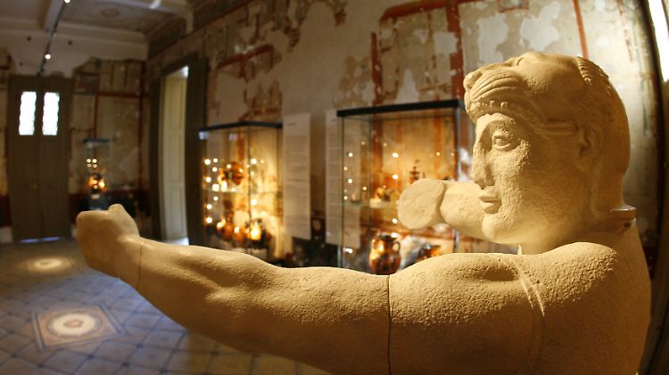 Die Skulptur "Herakles erobert Troja" im restaurierten Pompejanum in Aschaffenburg.