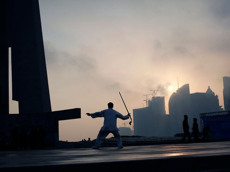 Frühsport vor der Skyline Shanghais: Tai Chi bewegt sich fließend zwischen Meditation und Kampf.