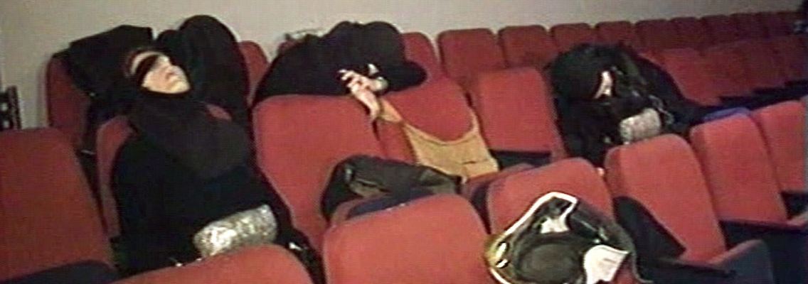 Tschetschenische Terroristinnen mit am Körper befestigten Sprengstoff-Ladungen während der Geiselnahme am Eingang des Moskauer Theaters "Nord-Ost".