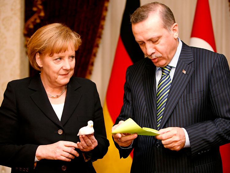 Am Rande der offiziellen Termine finden die Regierungschefs Zeit für den Austausch kleiner Gastgeschenke..