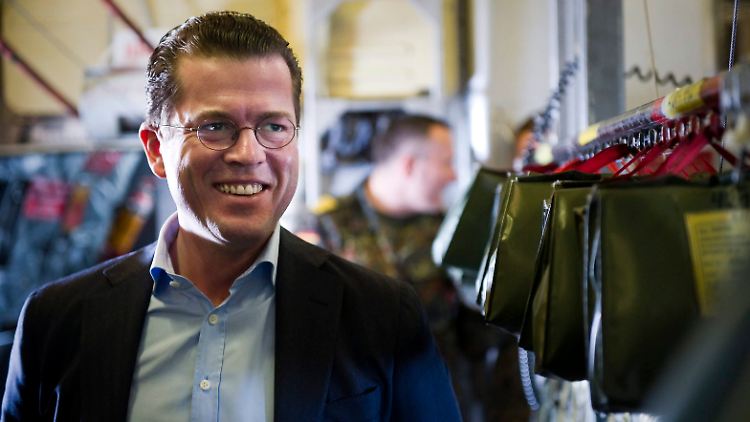 Guttenberg gibt sich bei der Truppe aufgeräumt.