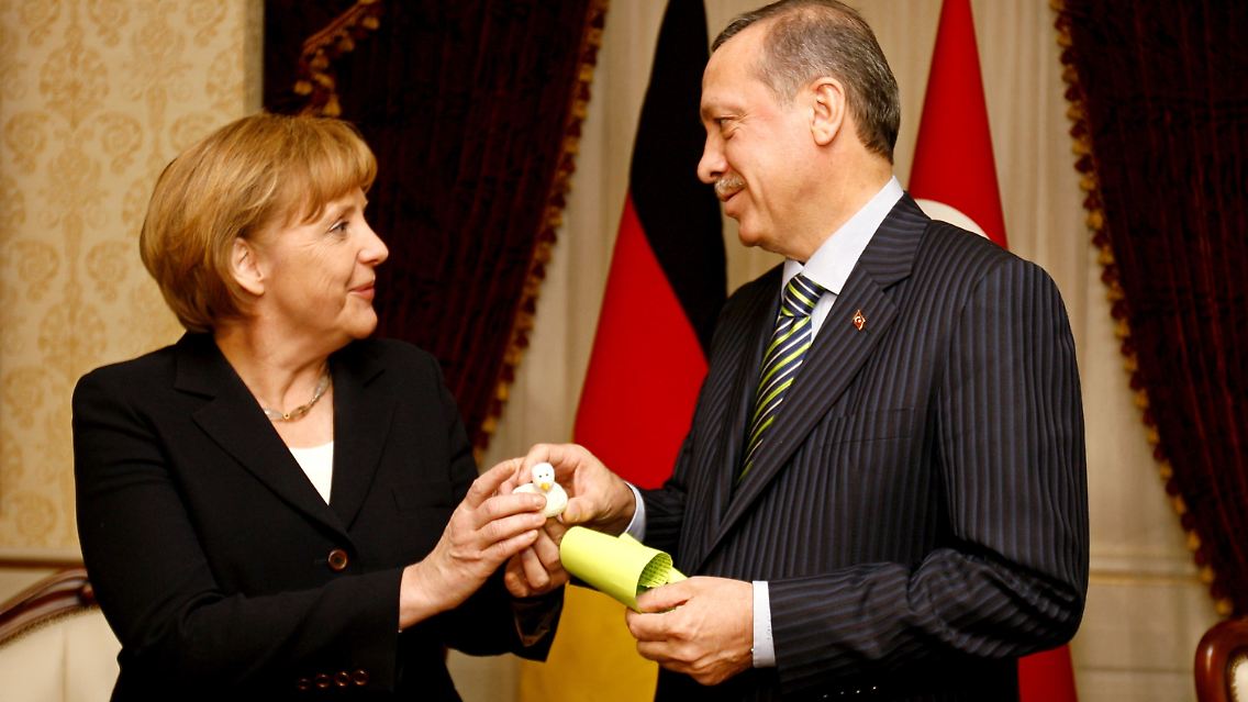 ... war der Ton zwischen den beiden Regierungschefs dann doch versöhnlicher als erwartet. Das Friedenssymbol der Taube war die passende Geste.