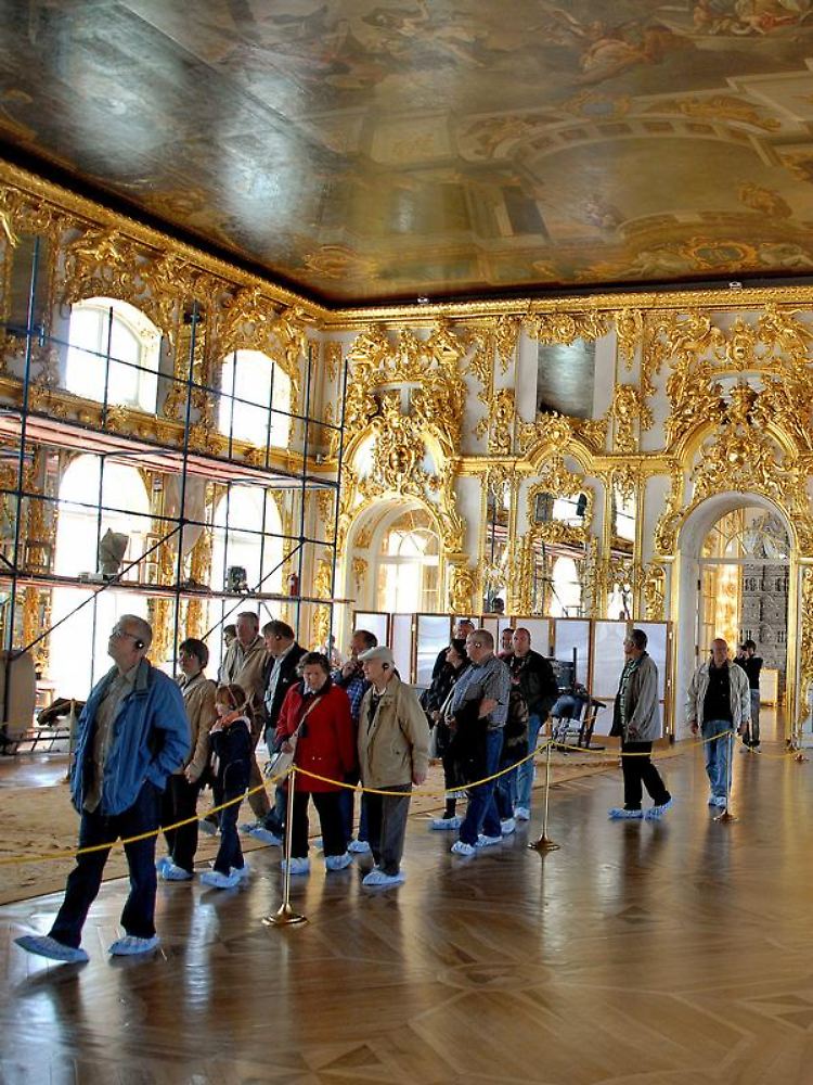 "Pantoffeln an" heißt es für Besucher des Katharinenpalast in Zarskoje Selo, das 25 Kilometer südlich von St. Petersburg liegt.
