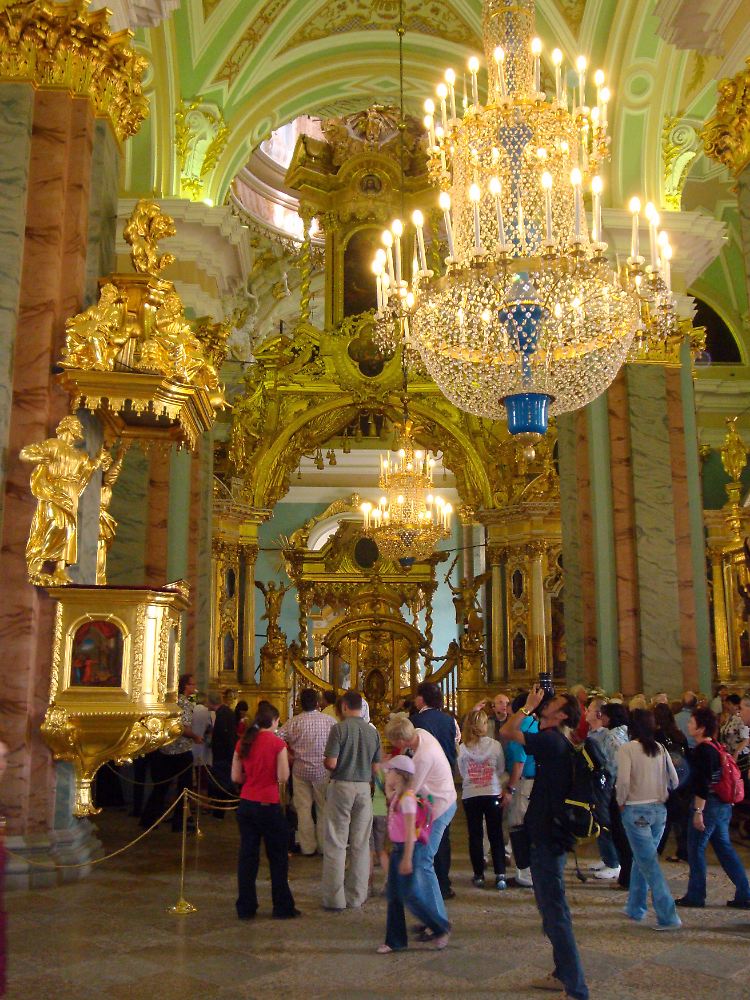 Prunk und Pracht regieren im Inneren der Peter-und-Paul-Kathedrale.