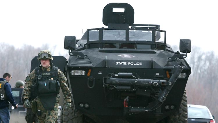 Polizisten auf der Suche nach einem Milizionär.