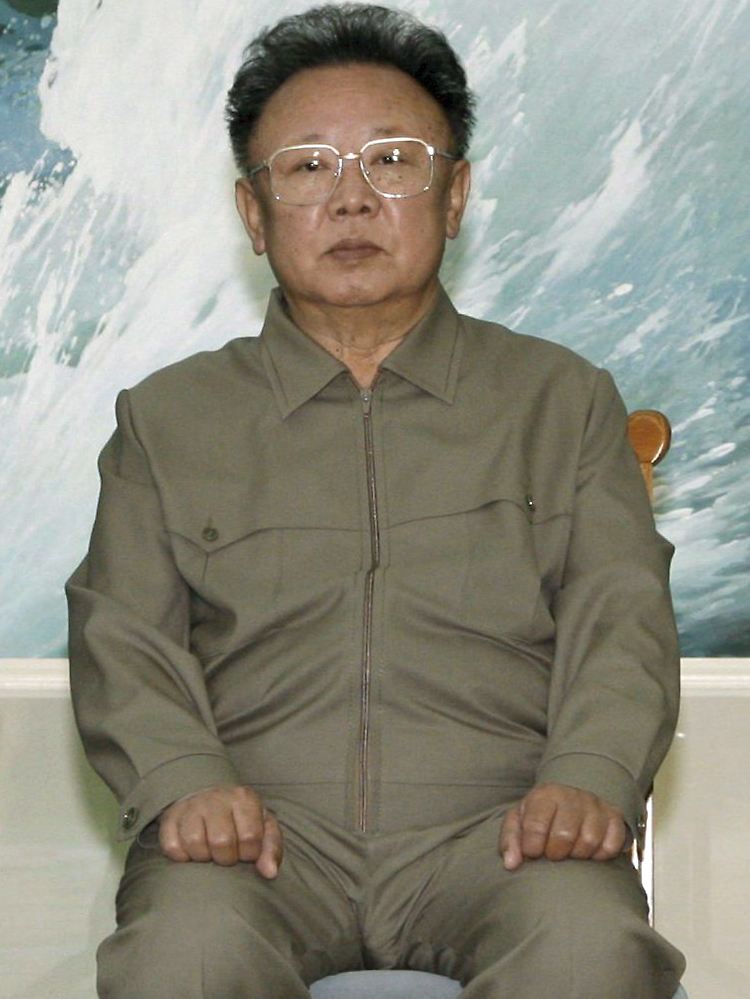 Sein zeitloser Schick "hinterlässt einen tiefen Eindruck" - und das weltweit: Kim Jong-il in Khaki.
