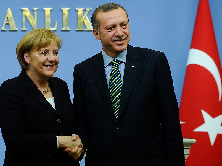 Halb zog sie ihn, halb sank er hin: Merkel und Erdogan haben nicht alle Konflikte ausgeräumt. Aber sie streiten nicht mehr.