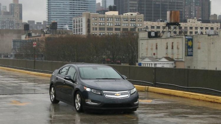 Testfahrt in New York - in Deutschland geht der Chevrolet Volt in der zweiten Hälfte des kommenden Jahres an den Start.