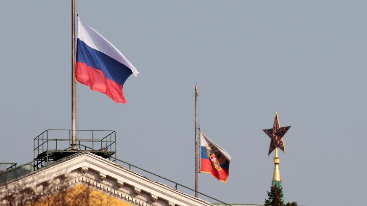 Die Fahnen stehen auf Halbmast in Moskau.