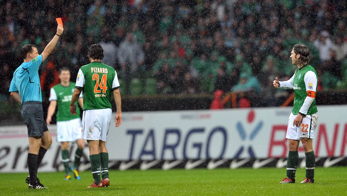 Torsten Frings, in Bremen und um Bremen herum als "Lutscher" bekannt, flog gegen Nürnberg in der 82. Minute vom Platz.
