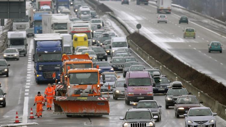 Drängeln bringt nichts: Wer im Stau Zeit gutmachen will, verlängert die Warterei für alle.