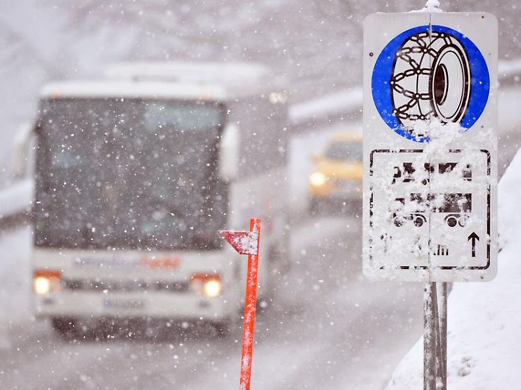 In den Alpen bleibt es vielerorts winterlich. Wer ins Hochgebirge fährt, sollte daher Schneeketten dabei haben.