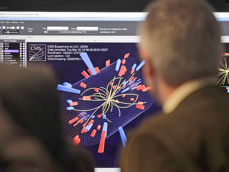 Große Freude herrscht im CERN-Kontrollzentrum nachdem die ersten Atomkerne mit sieben Tera-Elektronenvolt aufeinanderprallten.