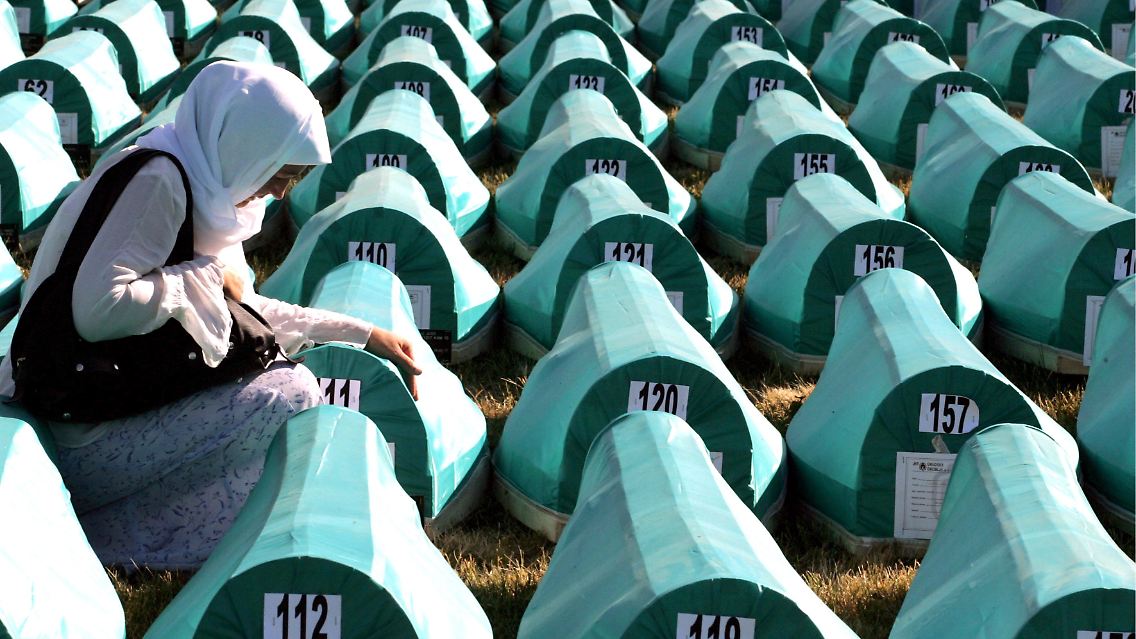 Eine bosnische Muslimin trauert über einem der Särge in der Potocari-Gedenkstätte in Srebrenica während der Beisetzung von 308 Opfern des Völkermords (Archivfoto 2008).