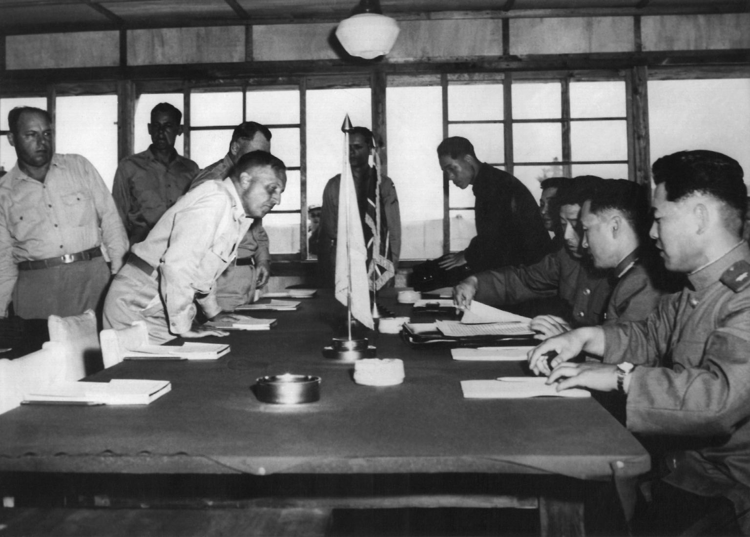 Juli 1953. Nach drei Jahren erbittertem Krieg beschließen Nord- und Südkorea in Panmunjom, einem kleinen Ort an der gemeinsamen Grenze, einen Waffenstillstand.