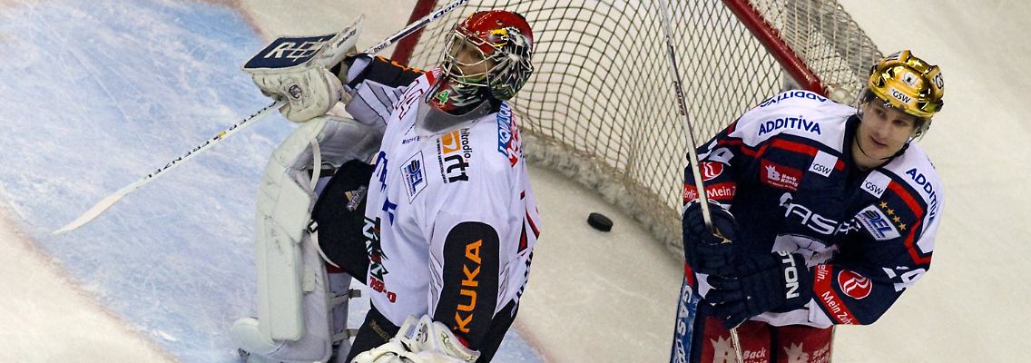 Augsburgs Torhüter Dennis Endras kniet nach dem 2:0 für Berlin neben André Rankel auf dem Eis.