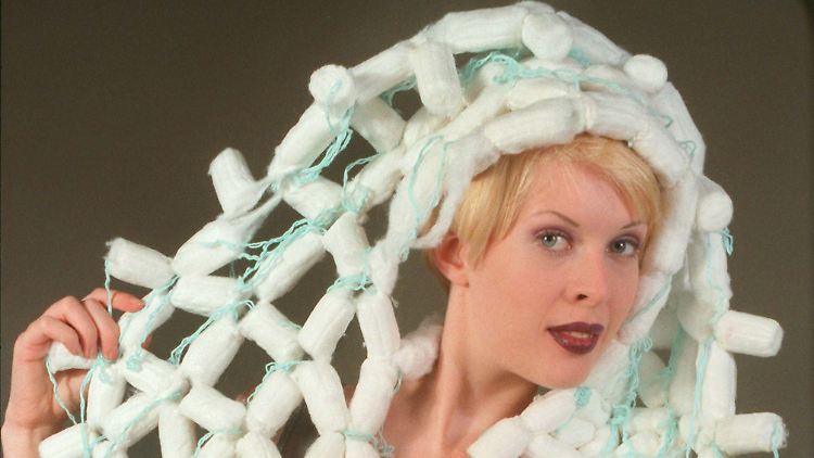 Auch das gibt es: der Tampon als Teil einer Kleider-Kollektion.