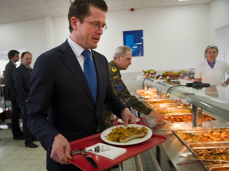 Zu Guttenberg muss den Gürtel ein klein wenig enger schnallen.