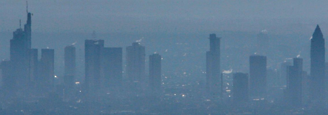 Skyline von Frankfurt am Main: Die Bundesregierung nimmt Banken in die Pflicht.