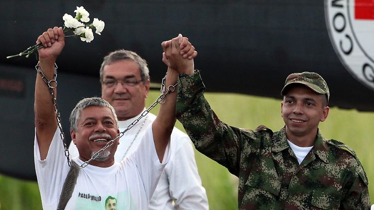 Pablos Vater ließ sich immer wieder mit Handschellen fotografieren, um auf die verzweifelte Situation der zahlreichen Farc-Geiseln aufmerksam zu machen.