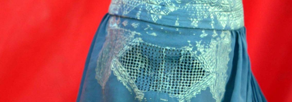 Bislang auch nicht gerade ein häufiges Bild auf belgischen Straßen: Vermutlich eine Frau mit Burka.