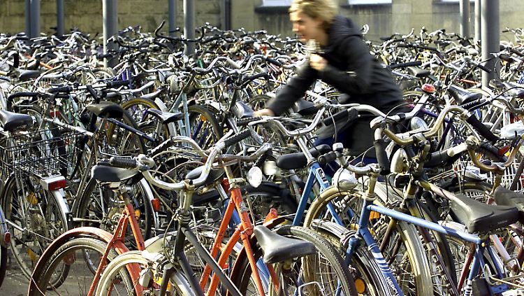 Der Allgemeine Deutsche Fahrrad-Club (ADFC) fordert den Bau geräumiger Fahrradparkhäuser.