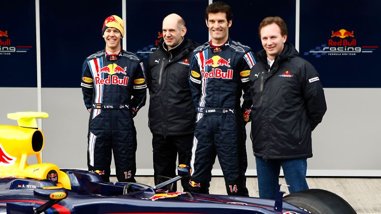 Sind sie wirklich reif für den Titel? Momentan offensichtlich noch nicht. Sebstian Vettel, der Technische Direktor Adrian Newey, Mark Webber und Teamchef Christian Horner (v.l.n.r.).