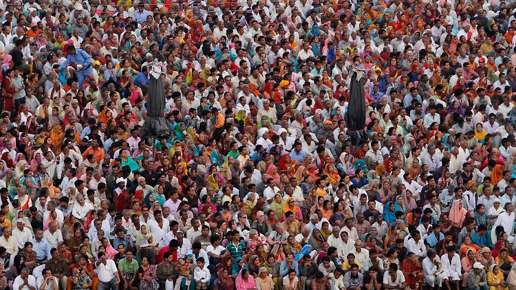 Indische Hindus am Ganges während des Festes Kumbh Mela.