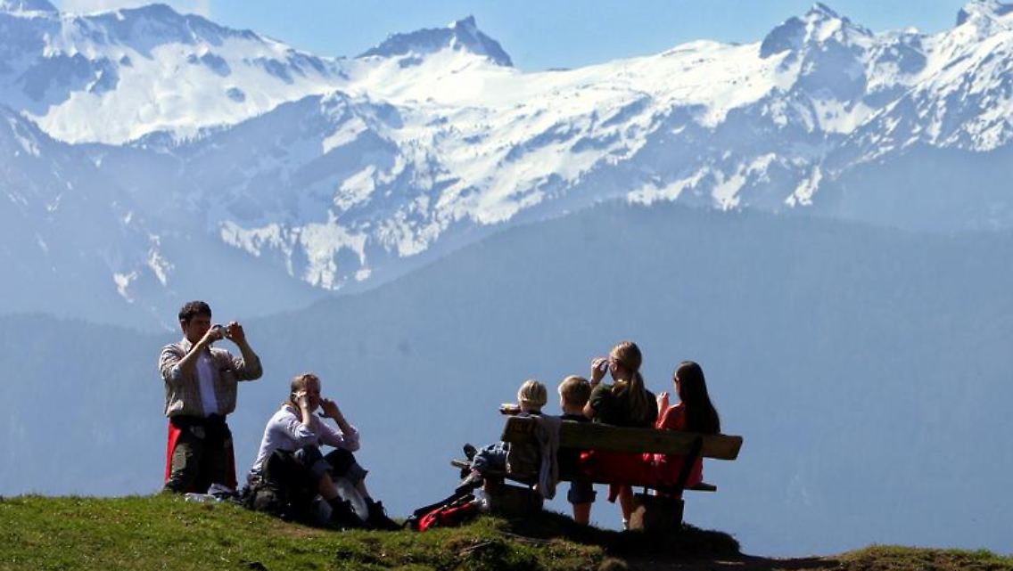 In den höheren Lagen der Alpen liegt noch Schnee - Wanderer müssen sich daher über die Lawinengefahr informieren.