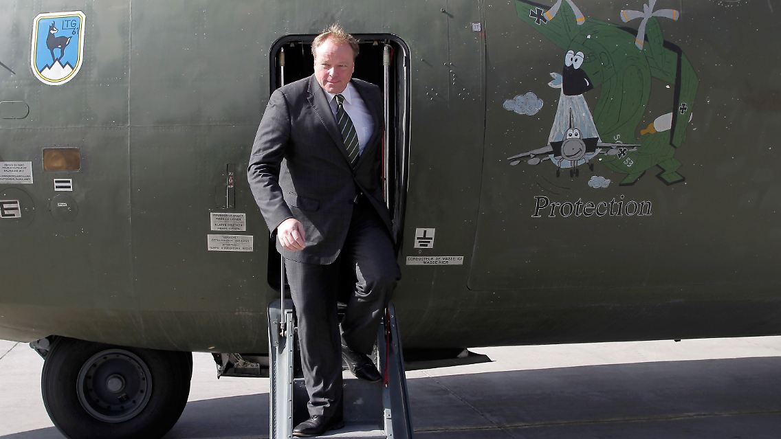 Niebel bei seiner Ankunft in Afghanistan.