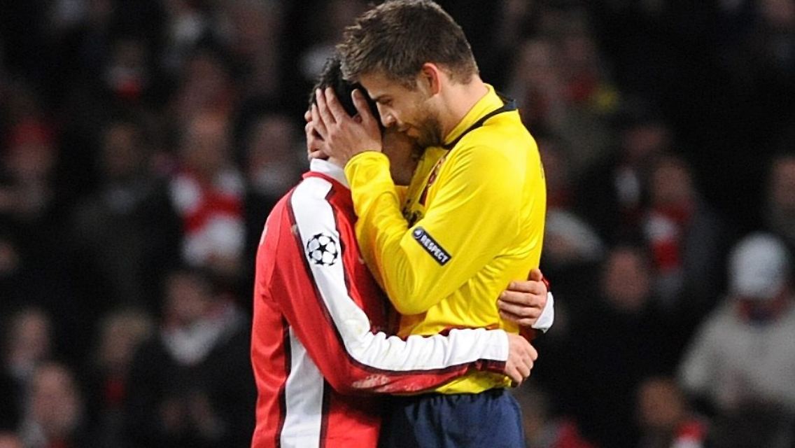Komm in meine Arme: Arsenals Gerard Pique tröstet Cesc Fàbregas.