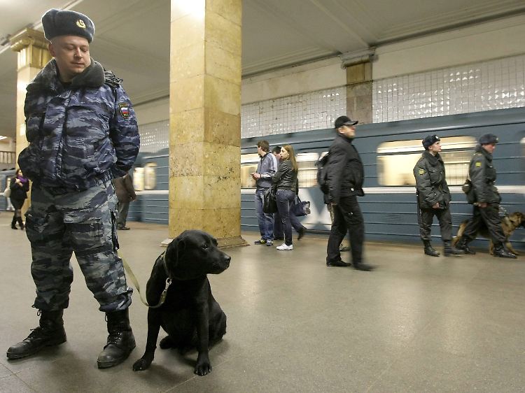 Sicherheitsleute patroullieren in der Moskauer Metro.