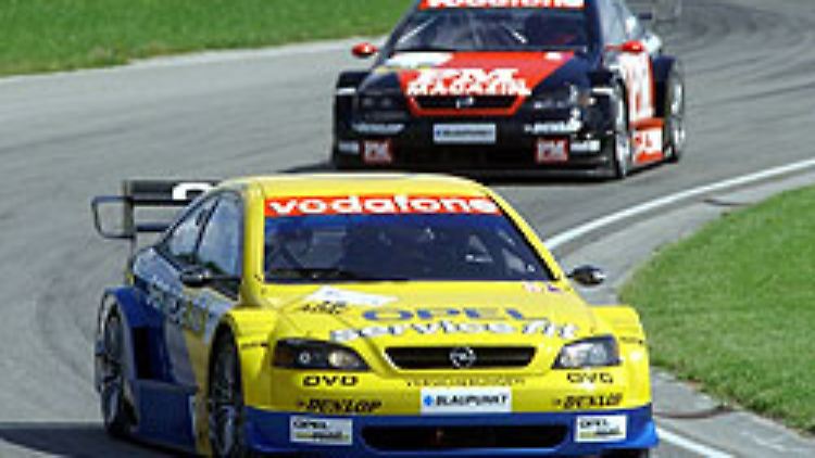 DTM 2002: Scheider (hinteres Auto) ist mit dem Opel Astra nicht konkurrenzfähig.