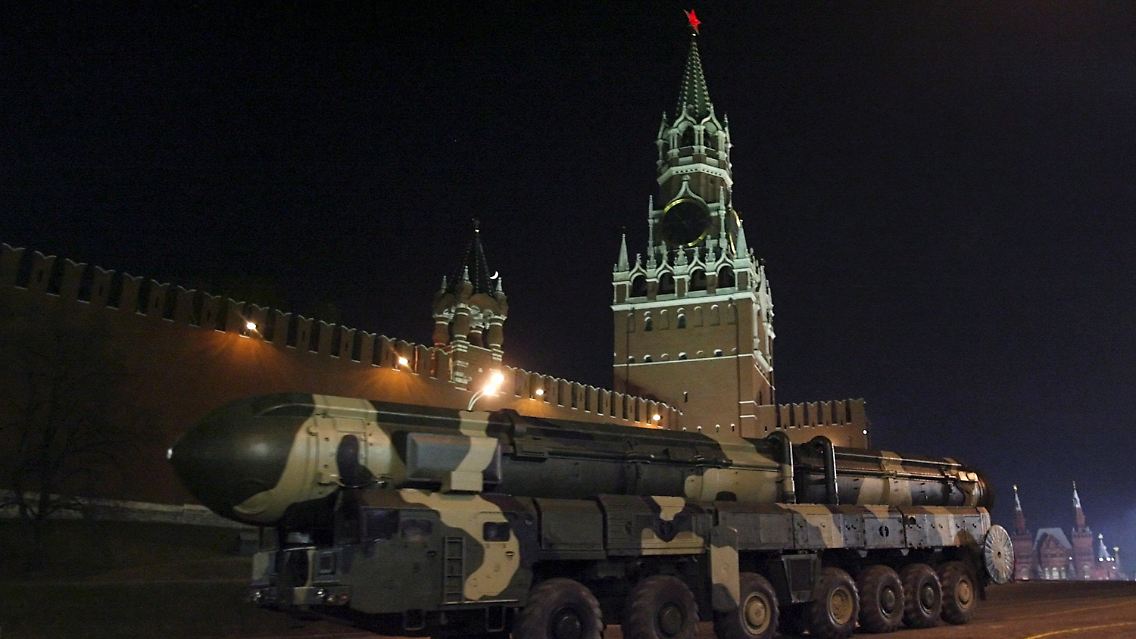 Eine russische ballistische Interkontinentalrakete vom Typ Topol-M, die mit Atomsprengköpfen bestückt werden kann.