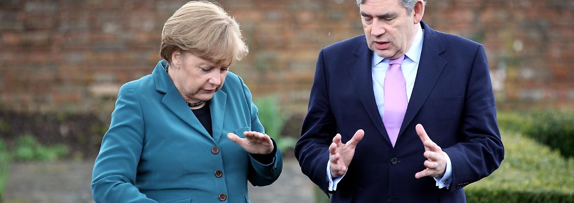 Wie groß soll der Fonds denn sein? Merkel und Brown bei der Ausmessung.