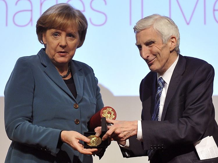 Merkel erhält die "King Charles II"-Medaille aus den Händen von Lord Martin Rees.