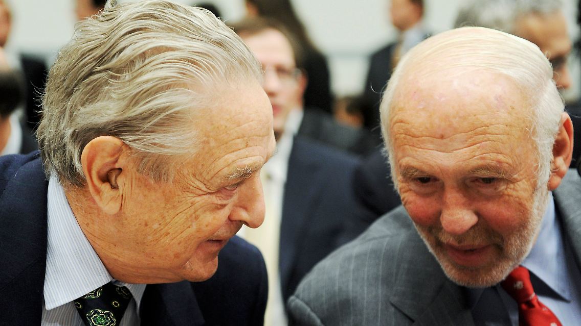 Die üblichen Verdächtigen: George Soros (lks.) im Gespräch mit James Simons. Sie sind die Nummern 2 und 3 der bestverdienenden Hedgefonds-Manager.