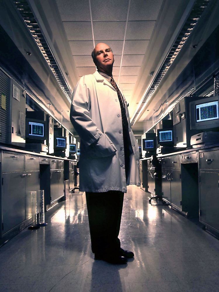 Der US-Wissenschaftler Craig Venter, Präsident der "Celera Genomics Corporation", ist einer der führenden Vertreter bei der Entschlüsselung der Erbsubstanz von Mikroben und des Menschen.