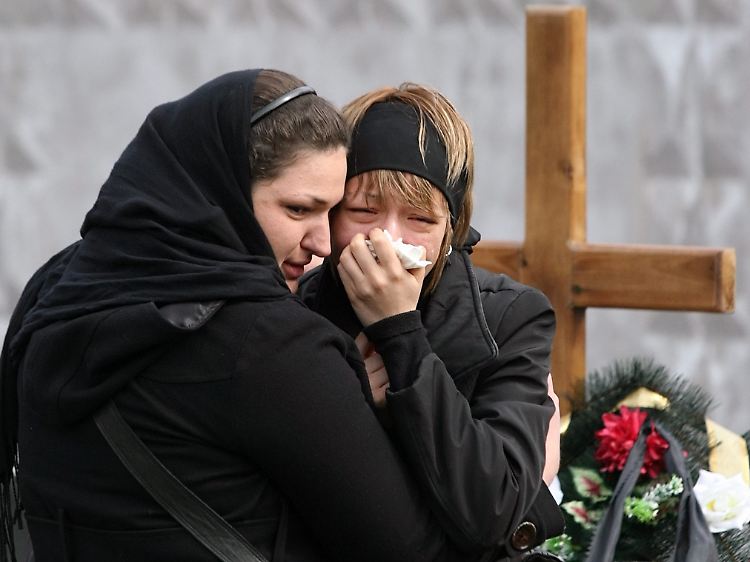 Die Opfer des Anschlags in Moskau werden beerdigt.