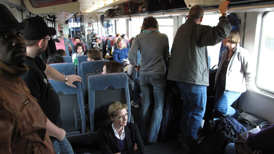 Der ganz normale Reisewahnsinn: Bahnpassagiere stehen und sitzen in dem überfüllten IC 2376 der Deutschen Bahn.