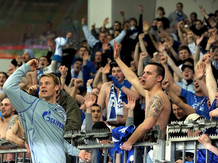 Die Schalker Fans fiebern dem Spiel entgegen - und der ersten Meisterschaft in der Bundesliga.