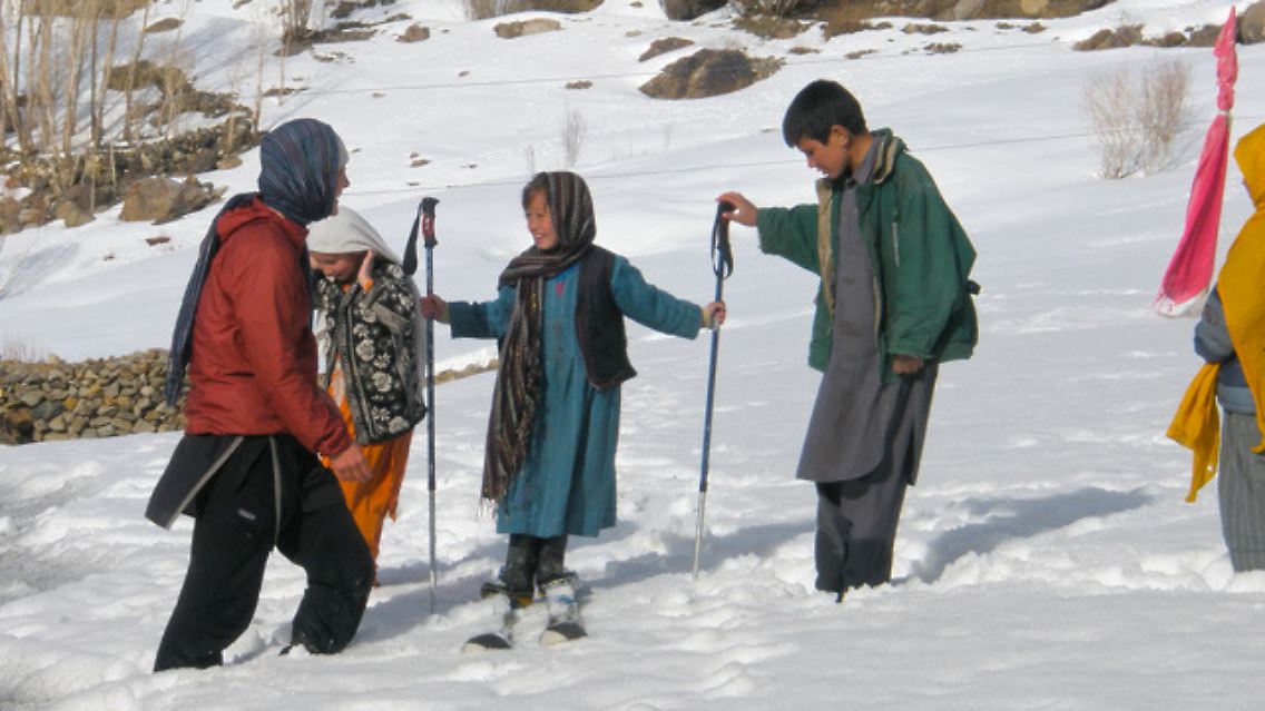 Laurie Ashley (l) versucht afghanischen Kindern in der Provinz Bamian im Winter 2010 das Skifahren näherzubringen.