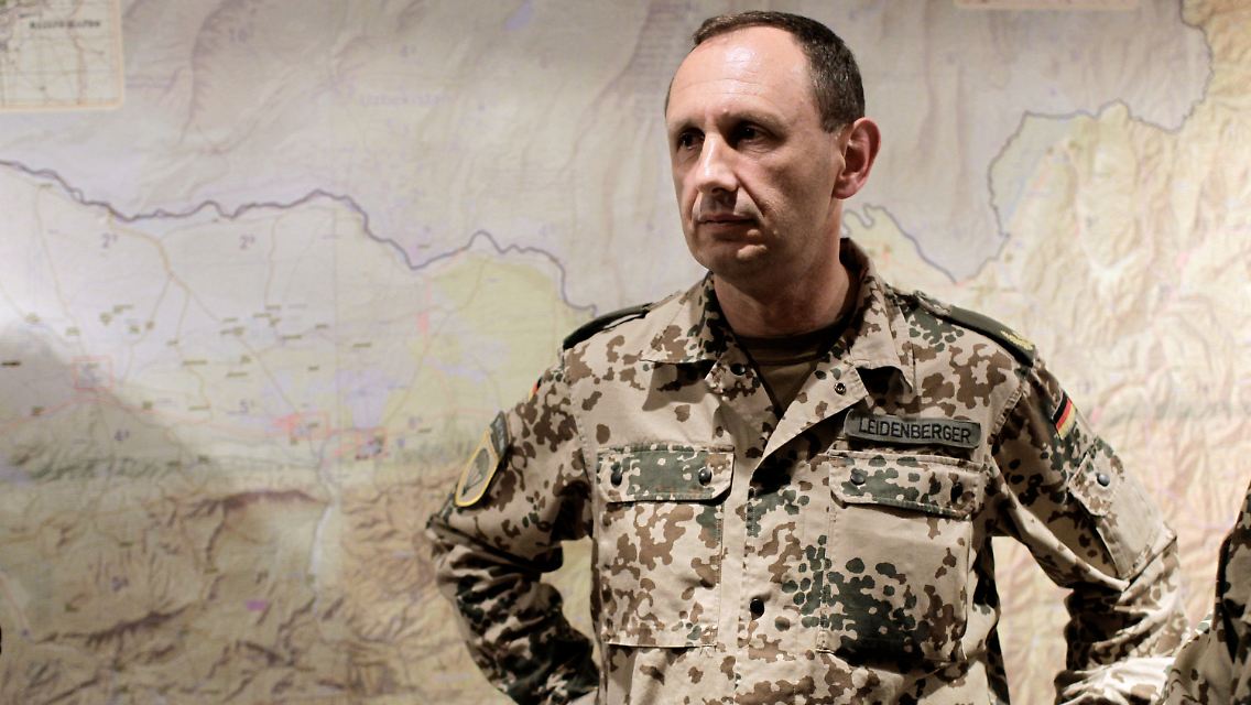 Der ISAF-Kommandeur für Nordafghanistan, Brigadegeneral Frank Leidenberger, gibt im Hauptquartier des Regionalkommandos Nord in Masar-i-Scharif ein Statement zu dem folgenschwersten Gefecht ab.