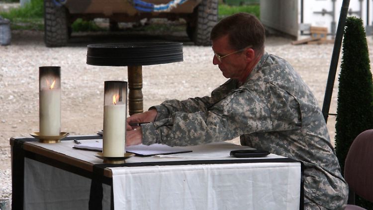 Der Oberbefehlshaber der internationalen Truppen in Afghanistan, US-General Stanley McChrystal, trägt im Feldlager Kundus in das Kondolenzbuch ein.