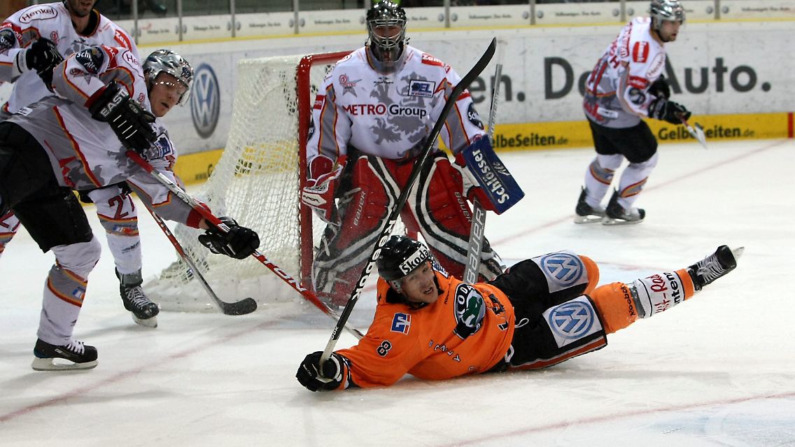 Nach dem Spiel obenauf: Die Spieler des EHC Wolfsburg stehen im Halbfinale.