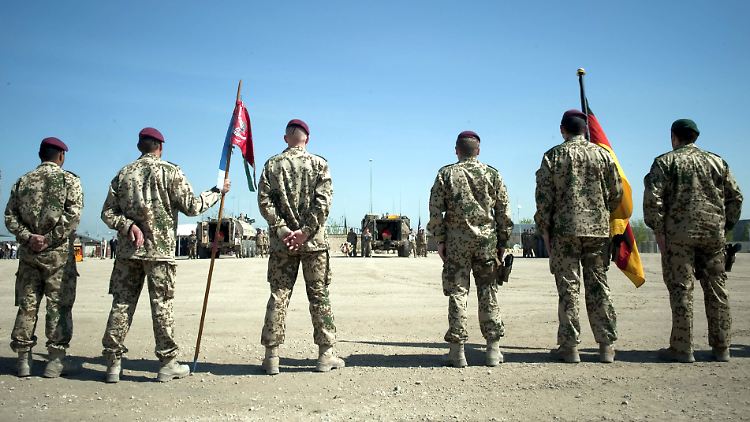 Die Bundeswehrsoldaten nehmen im Feldlager des Wiederaufbauteams Abschied.