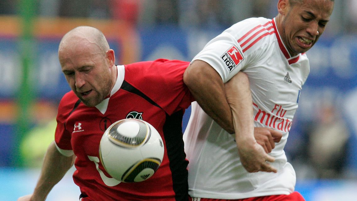 Hannovers Jiri Stajner, links, im Duell mit Dennis Aogo.
