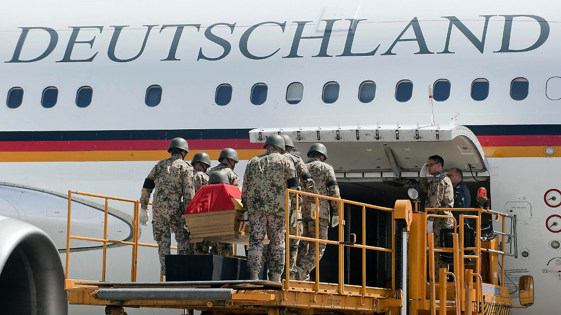 Drei deutsche Soldaten kehren tot in die Heimat zurück.